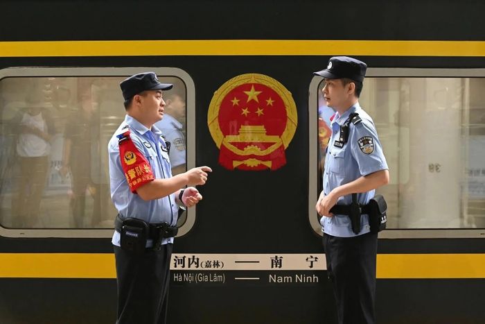  Nhân viên đường sắt Trung Quốc làm nhiệm vụ bên ngoài đoàn tàu liên vận quốc tế Nam Ninh - Hà Nội tại ga Nam Ninh, Quảng Tây, ngày 25/5/2025. Ảnh: Xinhua. 