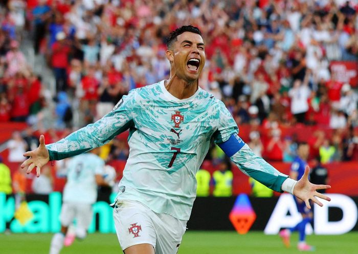 Ronaldo ghi bàn đầu tiên ở vòng knock-out World Cup trong ngày Bồ Đào Nha trình làng mẫu áo sân khách mới. Ảnh: Jeenah Moon/Reuters.