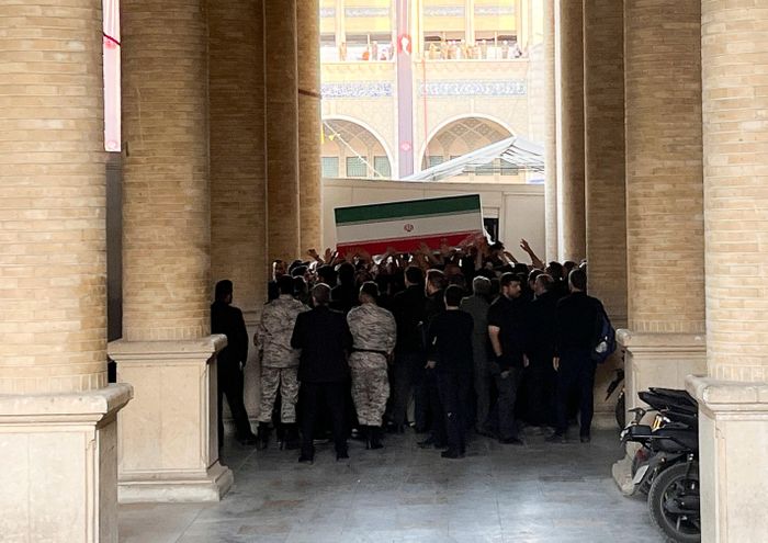 Linh cữu cố Lãnh tụ Tối cao Iran, ông Ali Khamenei, và những người thân trong gia đình ông bị thiệt mạng trong cuộc không kích ngày 28/2 được đưa vào Đại lễ đường Mosalla ở Tehran, ngày 3/7. Ảnh: Reuters.