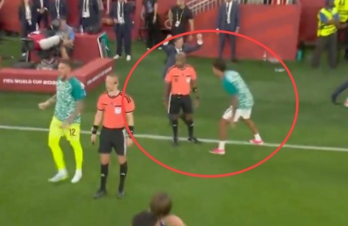 Cancelo hét vào mặt trọng tài thứ tư.