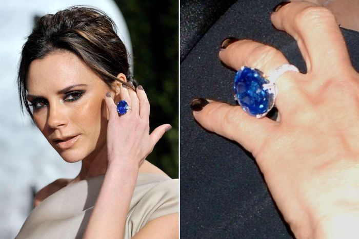  Chiếc nhẫn sapphire nổi bật của Victoria Beckham. Ảnh: Jon Kopaloff/FilmMagic; Craig Barritt/WireImage.