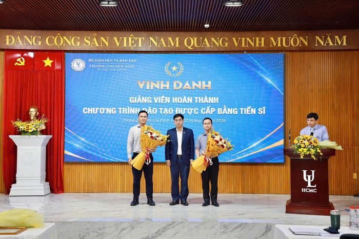  Các giảng viên hoàn thành bằng tiến sĩ được trường Đại học Luật TP.HCM vinh danh. Ảnh: NTCC. 