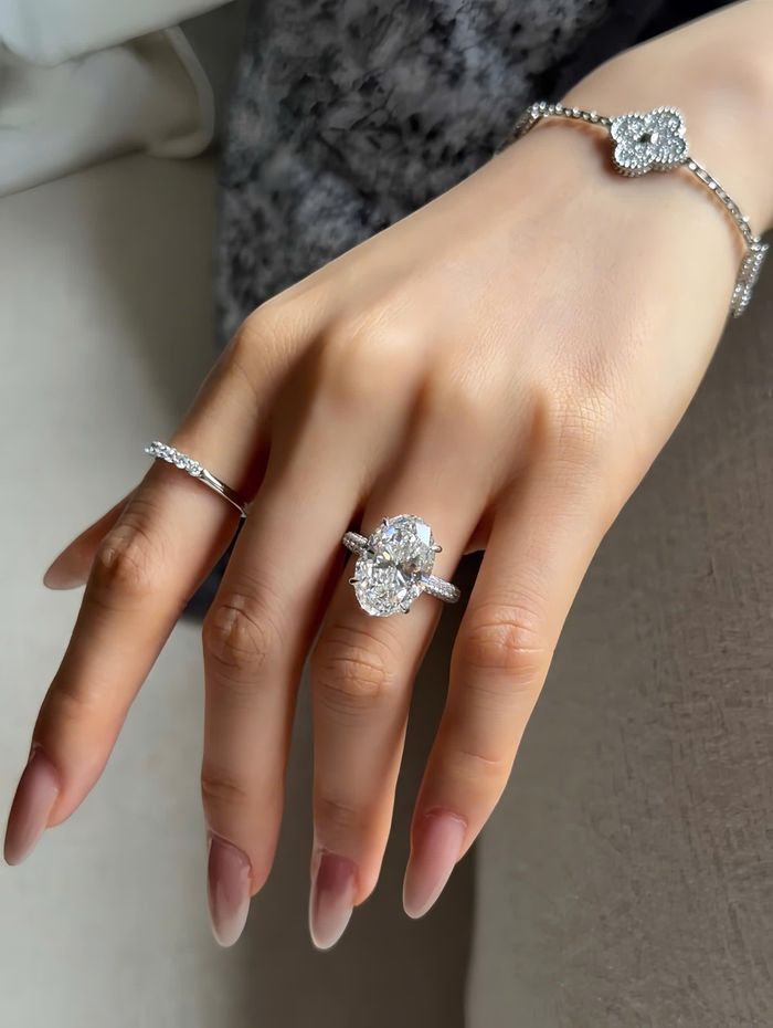 Nhẫn đính hôn có thể vô tình tuột khỏi tay trong lúc đi bơi hay dần bị hóa chất mạnh ăn mòn trong lúc lau dọn vệ sinh. Ảnh minh họa: Xiaohongshu.
