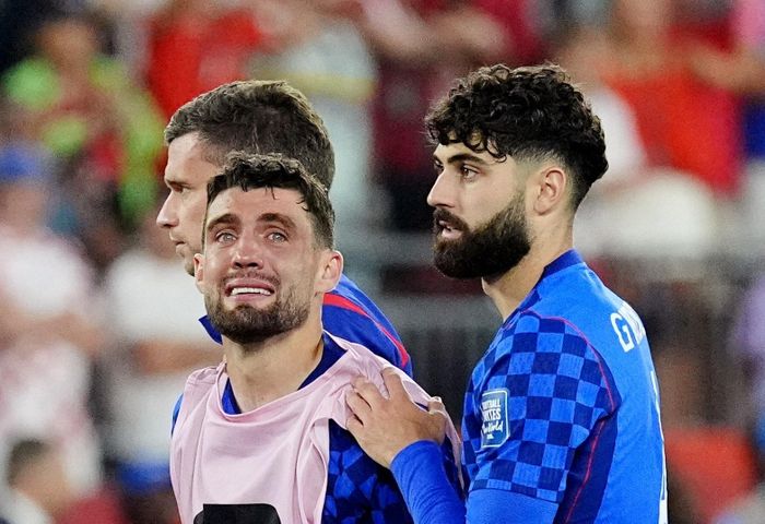 Đồng đội an ủi Mateo Kovacic sau trận đấu. Ảnh: Reuters.