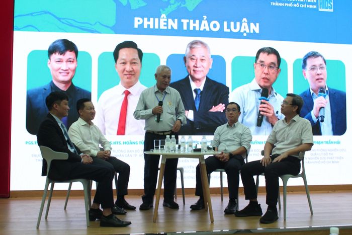  Các diễn giả tham gia thảo luận bàn tròn, đề xuất định hướng cấu trúc không gian "siêu" đô thị TP.HCM trong bối cảnh mới. Ảnh: Thảo Liên. 