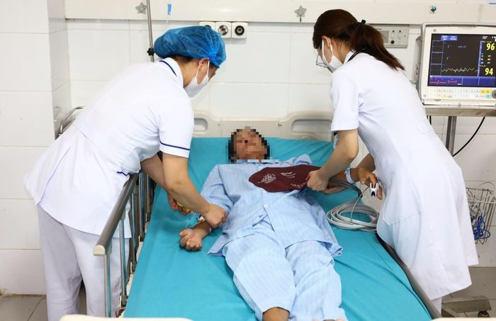 Các y, bác sĩ tại Khoa Hồi sức Tích cực 1 thăm khám cho bệnh nhân. Ảnh: BVCC.