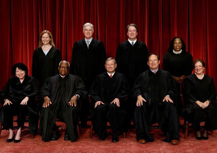  Các thẩm phán theo thứ tự từ phải sang trái hàng 1 là Sonia Sotomayor, Clarence Thomas, John G. Roberts, Jr., Samuel A. Alito, Jr. Elena Kagan và hàng 2 là Amy Coney Barrett, Neil M. Gorsuch, Brett M. Kavanaugh và Ketanji Brown Jackson. Ảnh: Reuters. 