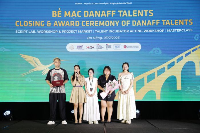  Đạo diễn Trần Nguyễn Hoàng Long (trái) chiến thắng ở hạng mục Dự án phim Việt Nam đa thể loại (Genre Film Projects). Ảnh: BTC. 