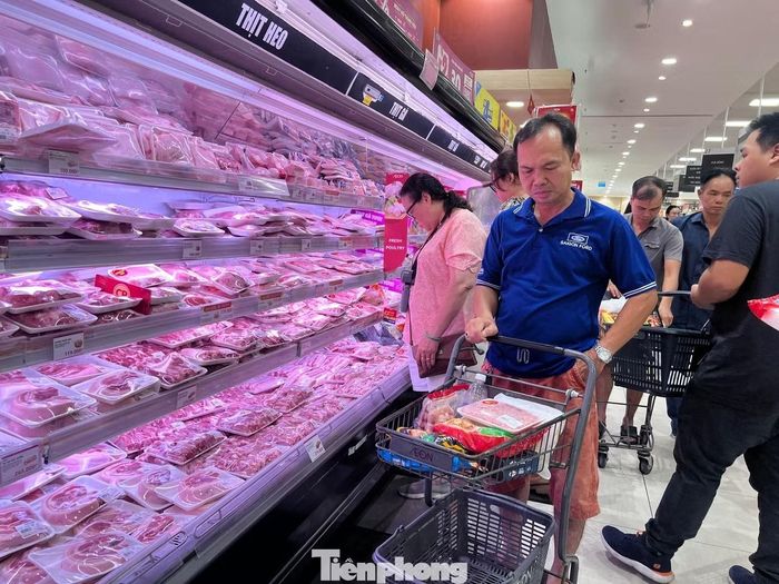  Người tiêu dùng mua thịt heo tại siêu thị.