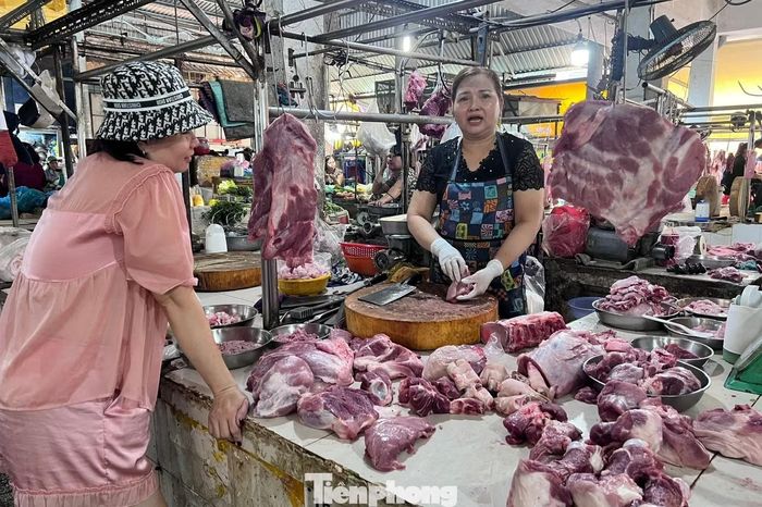  Tiểu thương than thở khi thịt heo vắng khách mua. 