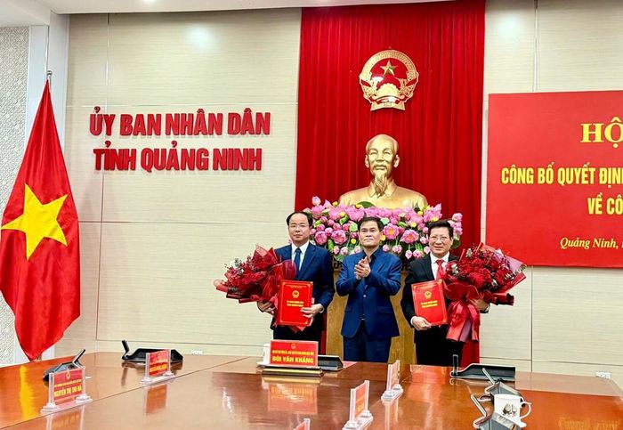 Chủ tịch UBND tỉnh Quảng Ninh Bùi Văn Khắng trao các quyết định và tặng hoa 2 đồng chí được bổ nhiệm