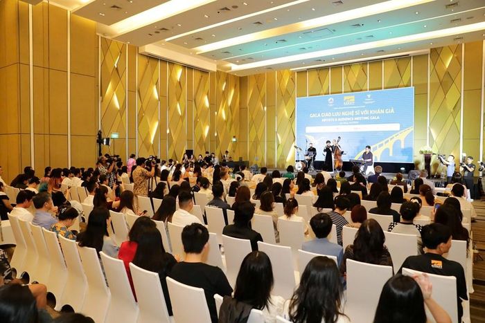 Quang cảnh buổi giao lưu nghệ sĩ với khán giả