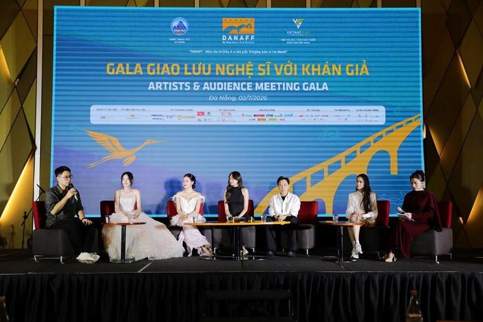 Đạo diễn Đinh Tuấn Vũ (ngoài cùng bên trái) chia sẻ tại buổi giao lưu với khán giả