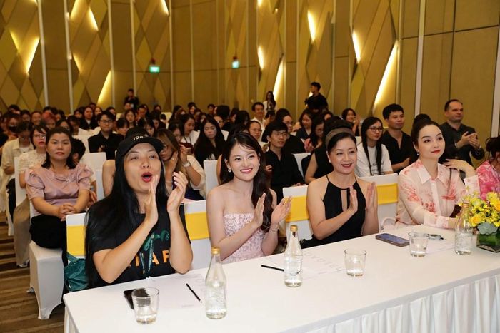 Các nghệ sĩ tại buổi giao lưu với khán giả