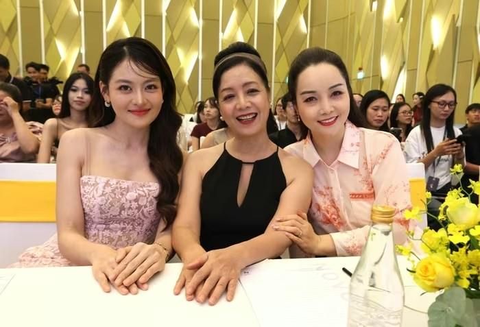 Các nghệ sĩ tại buổi giao lưu với khán giả