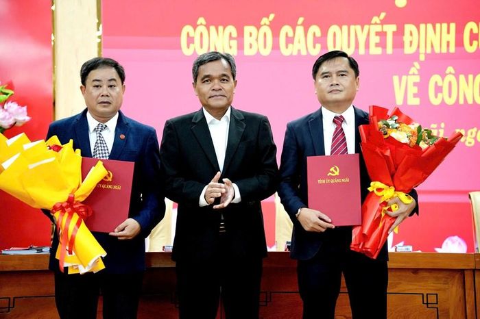 Ủy viên BCH Trung ương Đảng, Bí thư Tỉnh ủy Quảng Ngãi Hồ Văn Niên trao quyết định và chúc mừng các đồng chí nhận nhiệm vụ mới