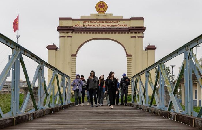 Du khách tham quan Khu Di tích quốc gia đặc biệt Đôi bờ Hiền Lương - Bến Hải, nơi ký ức lịch sử được kể lại qua di tích, câu chuyện và trải nghiệm văn hóa