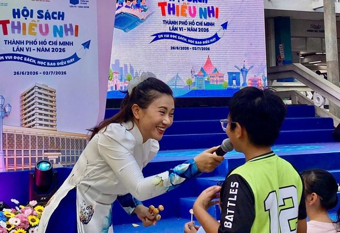 Hoạt động giao lưu cùng các bạn nhỏ sau mỗi vở diễn