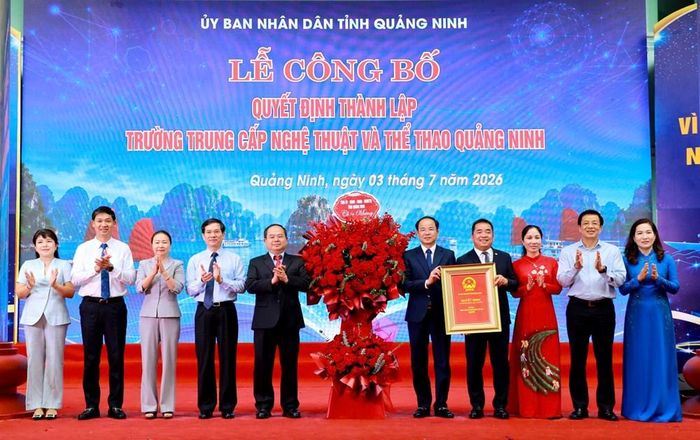 Lãnh đạo Sở VHTTDL tỉnh Quảng Ninh đón nhận Quyết định thành lập Trường Trung cấp Nghệ thuật và Thể thao Quảng Ninh