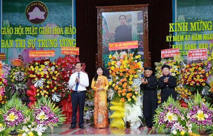 Đại diện Tỉnh ủy, HĐND, UBND, UBMTTQ Việt Nam tỉnh An Giang gửi lẵng hoa chúc mừng