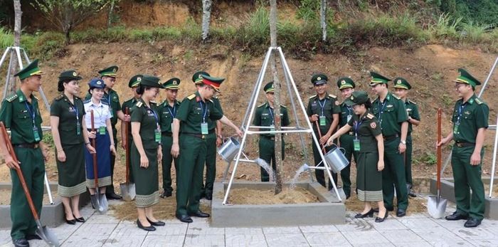Đại biểu sĩ quan trẻ biên giới Việt Nam - Lào tham gia trồng hàng cây và xây dựng Vườn hoa hữu nghị thanh niên. Ảnh: Viết Lam
