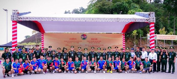 Các đại biểu chụp ảnh cùng các vận động viên là những sĩ quan trẻ lực lượng bảo vệ biên giới hai nước. Ảnh: Thành Chung