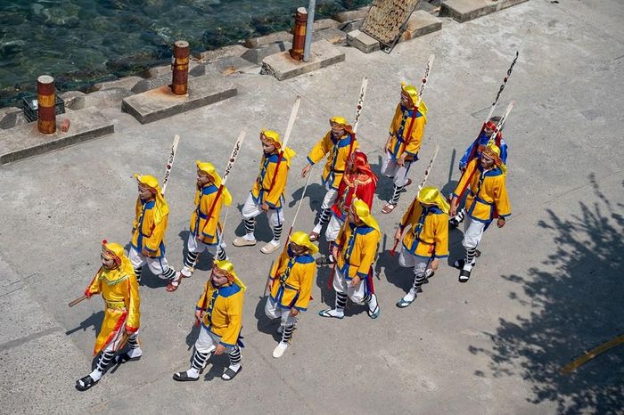 Đội trình diễn bả trạo tại lễ hội cầu ngư ở vùng biển Hội An