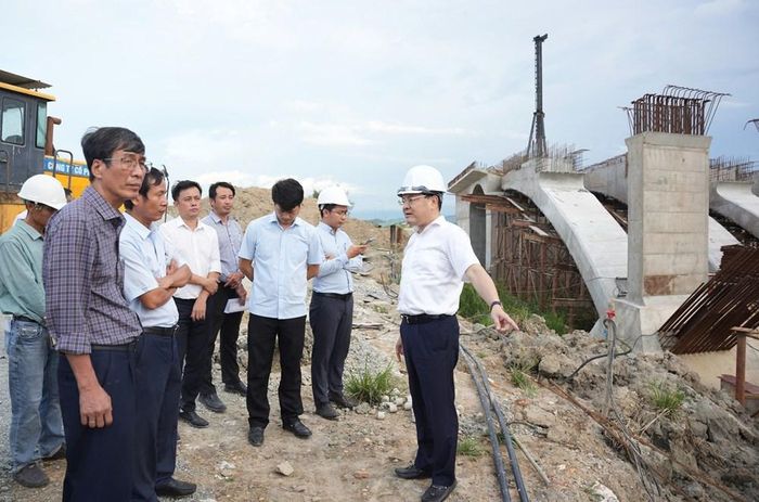 Lãnh đạo UBND TP. Huế kiểm tra tại công trường dự án đường Tố Hữu nối dài đi sân bay Phú Bài. Ảnh: NM