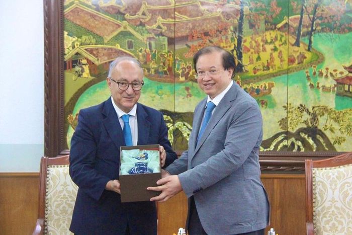 Thứ trưởng Tạ Quang Đông tặng quà lưu niệm ông Kambiz Ghawami
