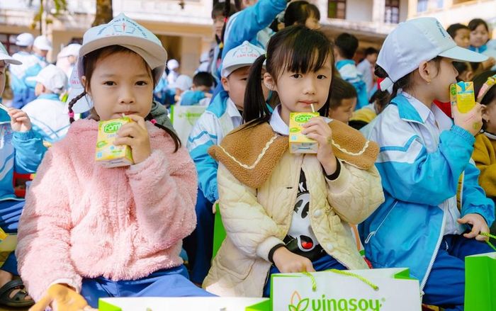 Trẻ em được cung cấp dinh dưỡng và vui vẻ đến trường