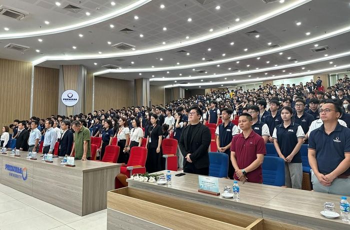 Thầy cô và sinh viên Trường Y - dược Phenikaa cùng các y, bác sĩ tưởng niệm nam sinh N.V.N