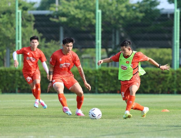 Hai Long (áo tập xanh) và các đồng đội tập luyện hứng khởi trong buổi tập đầu tiên tại Hàn Quốc