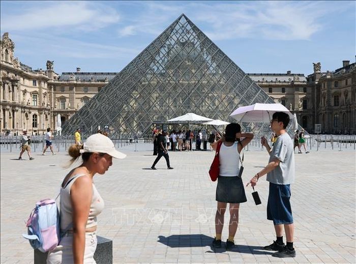 Trời nắng gay gắt tại Paris, Pháp, ngày 25.6.2026. Ảnh: THX/TTXVN