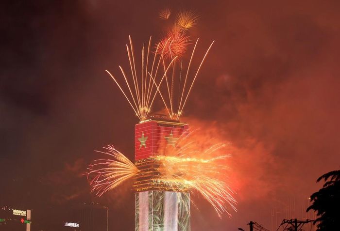 Pháo hoa rực rỡ ấn tượng từ tòa nhà Saigon Marina IFC, phường Sài Gòn. Ảnh: Hồng Đạt - TTXVN