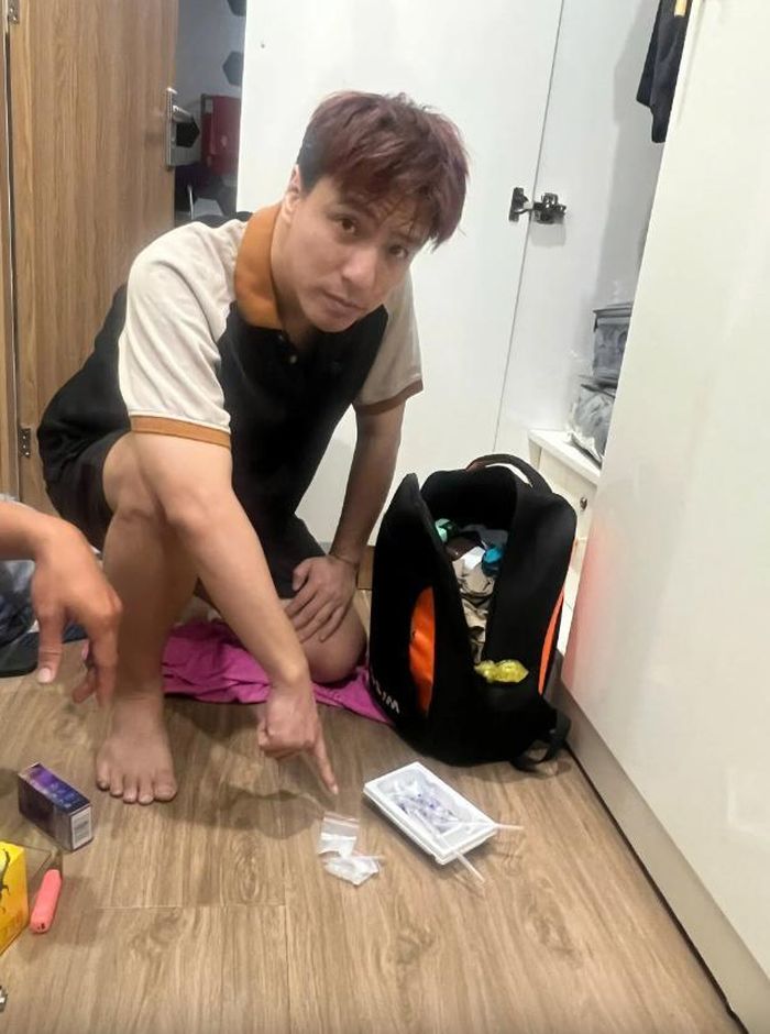 Đối tượng Lê Duy Linh cùng tang vật ẢNH: CACC