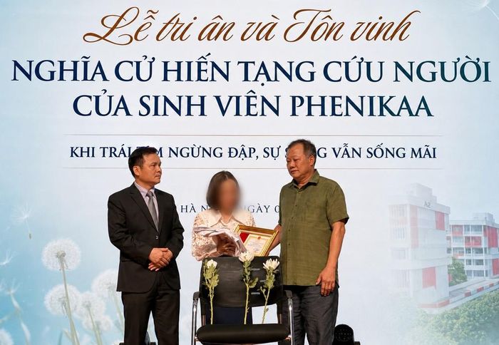Đại diện nhà trường và Bệnh viện Hữu nghị Việt Đức trao chiếc áo blouse trắng cùng Bằng khen của Bộ Y tế cho gia đình nam sinh hiến tạng.