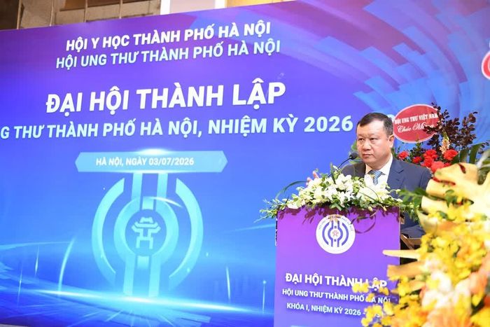 TS.BS Bùi Vinh Quang, Giám đốc Bệnh viện Ung bướu Hà Nội , Chủ tịch BCH Hội Ung thư thành phố Hà Nội khóa I nhiệm kỳ 2026 - 2031 phát biểu tại sự kiện. Ảnh: BTC.