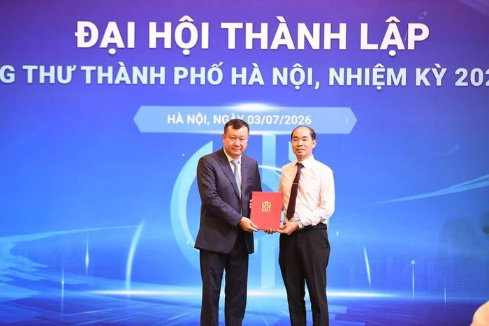 Trao Quyết định của UBND thành phố Hà Nội về việc cấp phép thành lập Hội Ung thư TP Hà Nội. Ảnh:BTC
