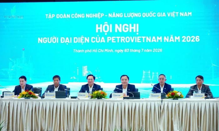 Chủ tịch HĐTV Petrovietnam Lê Ngọc Sơn, cùng các Thành viên HĐTV: Bùi Minh Tiến, Nguyễn Văn Mậu, Phạm Tuấn Anh, Trần Bình Minh, Trần Hồng Nam điều hành Hội nghị