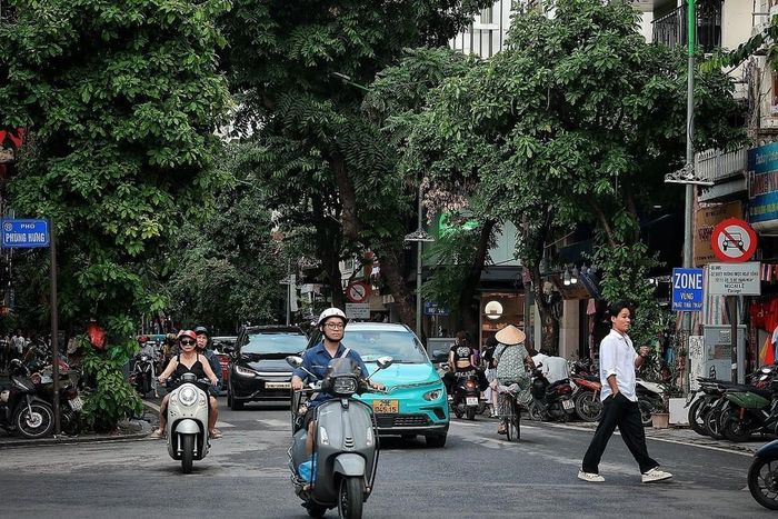 Biển nhận diện vùng phát thải thấp trên phố Hàng Bông, nơi hằng ngày có lượng lớn ô tô, xe máy, xe đạp và người đi bộ qua lại