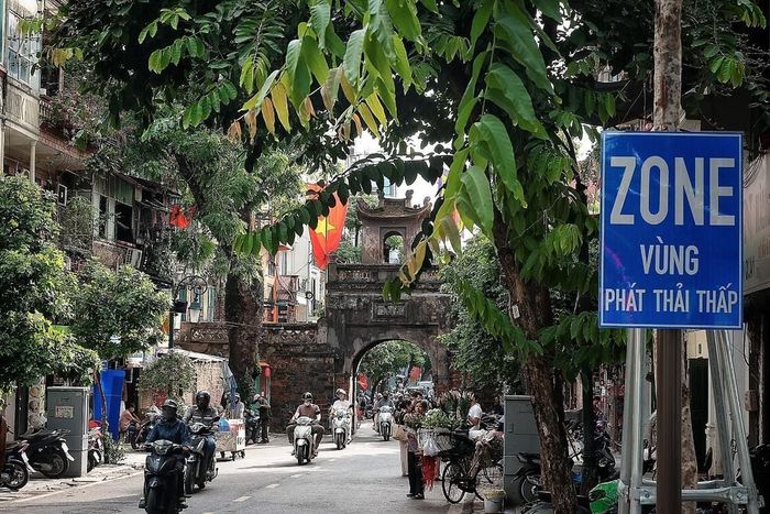 Biển “Vùng phát thải thấp” xuất hiện cạnh khu vực Ô Quan Chưởng, một trong những điểm cửa ngõ vào khu phố cổ Hà Nội