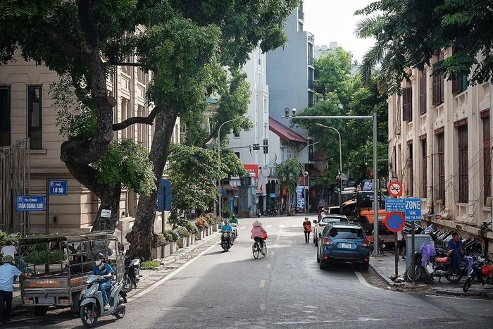 Biển báo vùng phát thải thấp trên trục đường Trần Quang Khải, khu vực giáp ranh phố cổ và trục giao thông ven sông Hồng