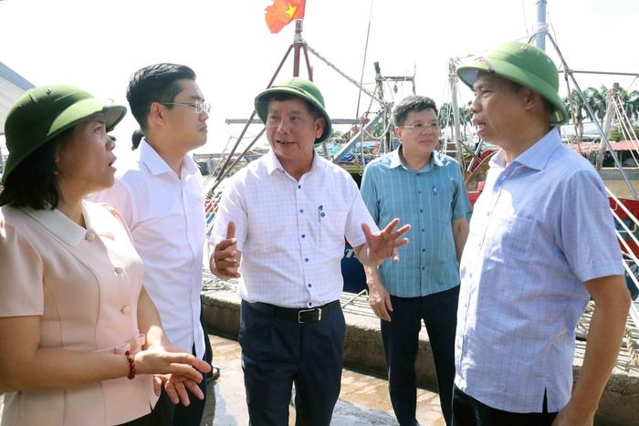 Ông Trần Văn Quân, Phó Chủ tịch UBND thành phố Hải Phòng chỉ đạo công tác phòng, chống bão số 1 (MAYSAK). Ảnh: Hoàng Ngọc – TTXVN