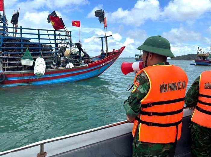  Đồn Biên phòng Thanh Lân (Ban Chỉ huy Bộ đội Biên phòng Quảng Ninh) kêu gọi ngư dân đưa tàu thuyền vào nơi tránh trú an toàn. Ảnh: TTXVN phát 