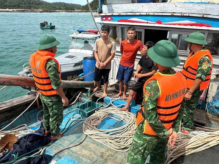 Đồn Biên phòng Thanh Lân (Ban Chỉ huy Bộ đội Biên phòng Quảng Ninh) kêu gọi ngư dân đưa tàu thuyền vào nơi tránh trú an toàn. Ảnh: TTXVN