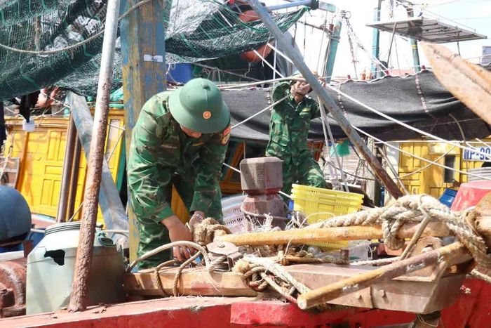 Lực lượng biên phòng hỗ trợ ngư dân tránh bão số 1 (MAYSAK) tại cảng cá Ngọc Hải, thành phố Hải Phòng. Ảnh: Hoàng Ngọc – TTXVN