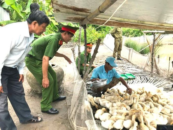 Lực lượng Công an tham quan mô hình kinh tế của gia đình người chấp hành xong án phạt tù được vay vốn.