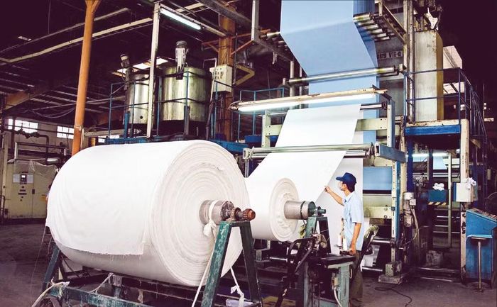 Kiểm tra công đoạn nhuộm vải may quân phục tại Xí nghiệp Nhuộm-Tổng công ty 28 (Tổng cục Hậu cần-Kỹ thuật).