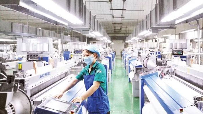 Kiểm tra hoạt động máy dệt vải tự động tại Xí nghiệp Dệt-Tổng công ty 28 (Tổng cục Hậu cần-Kỹ thuật).