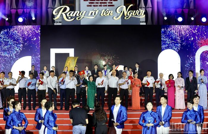 Thành phố Hồ Chí Minh, Thành phố nghĩa tình - đó không chỉ là khẩu hiệu mà được thể hiện rõ trên sân khấu khi có sự xuất hiện, hòa ca của rất nhiều thế hệ lãnh đạo gắn bó cùng sự hình thành, phát triển của thành phố.